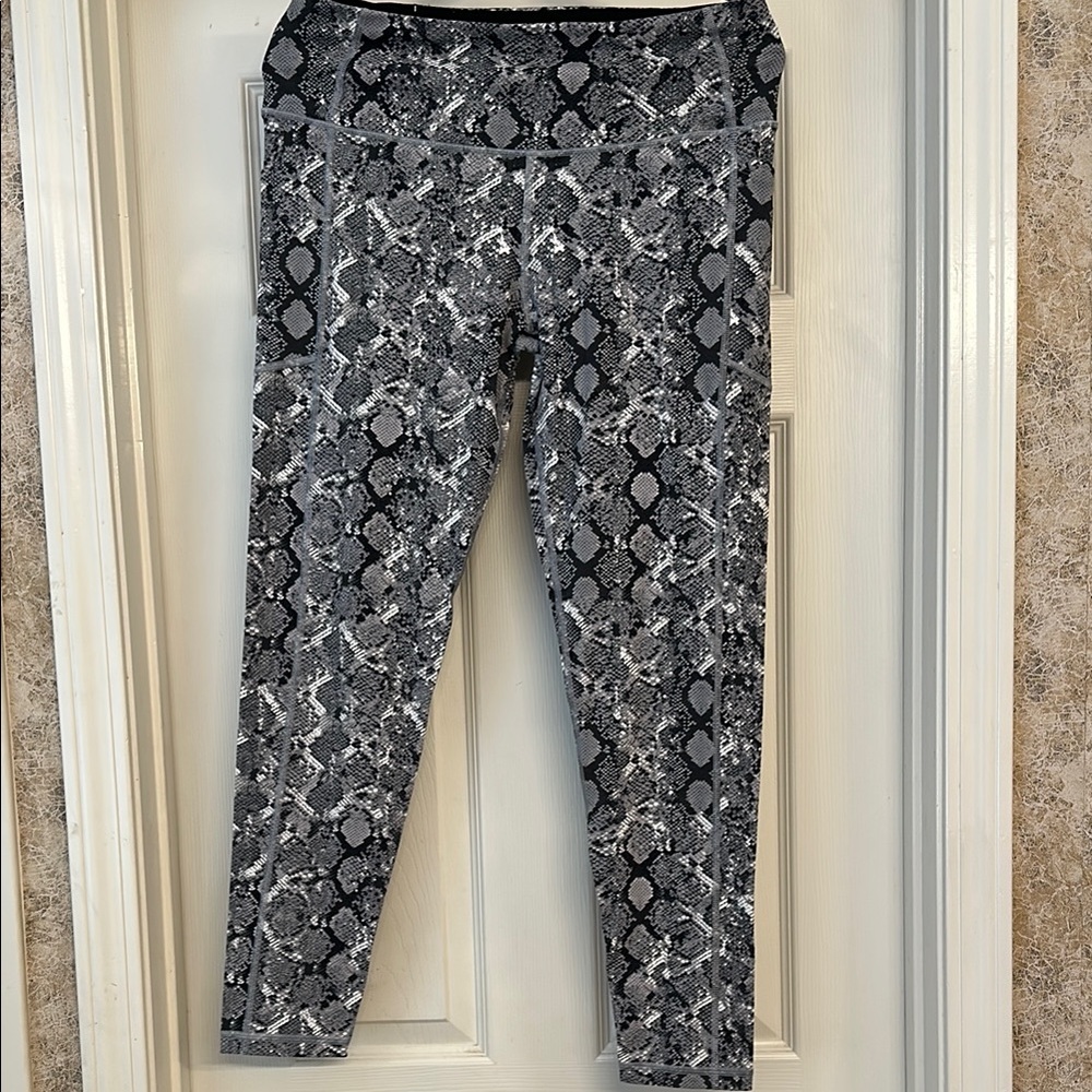 Victoria Sport Snakeskin Print Leggings